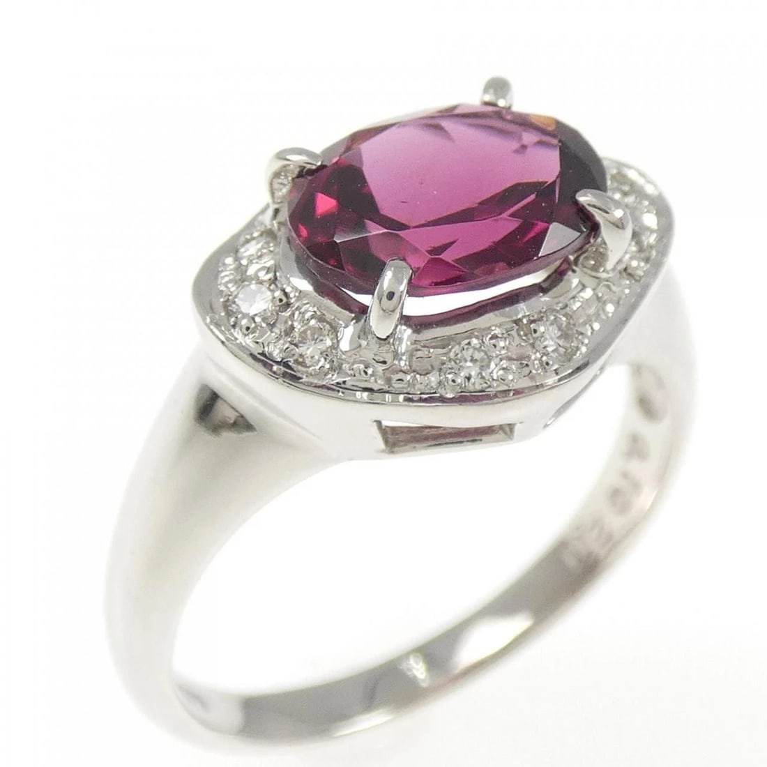 PT900 GARNET RING: PT900 Garnet Ring Brand: Unbranded Type: Garnet ring Material: Platinum900, Main Stone/Creation Garnet Color: Platinum Size: US 8.5 Accessories: None Accessories Notice: When purchasing