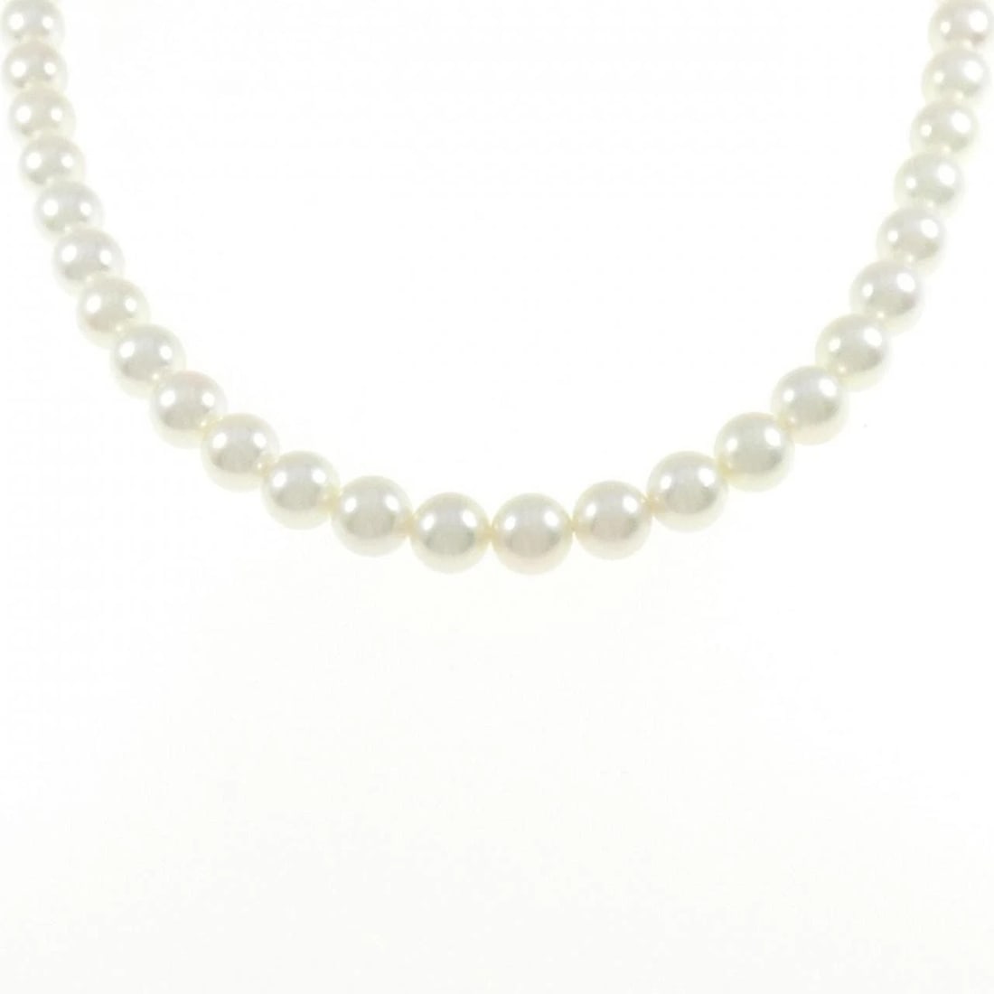 SILVER CLASP AKOYA PEARL NECKLACE: Silver Clasp Akoya Pearl Necklace Brand: Unbranded Type: Akoya Pearl Necklace Material: Silver clasp, Main Stone/Creation Akoya Pearl Color: Silver Size: Actual Size Chain maximum width