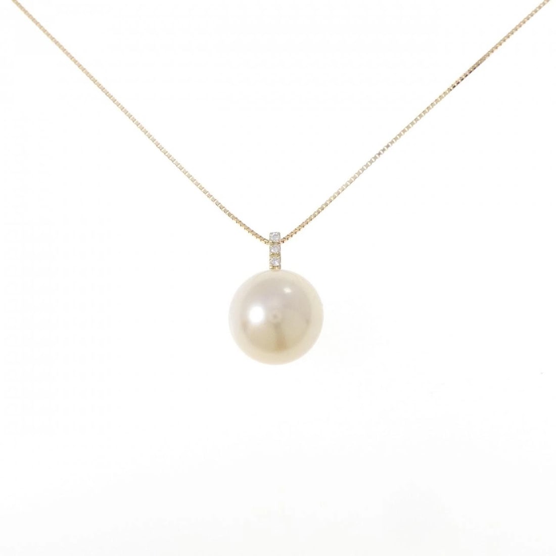 18K YELLOW GOLD WHITE SOUTH SEA PEARL NECKLACE: 18K Yellow Gold White South Sea Pearl Necklace Brand: Unbranded Type: White Butterfly Pearl Necklace Material: K18 yellow gold, Main Stone/Creation White Butterfly Pearl Color: Yellow Gold Size: A