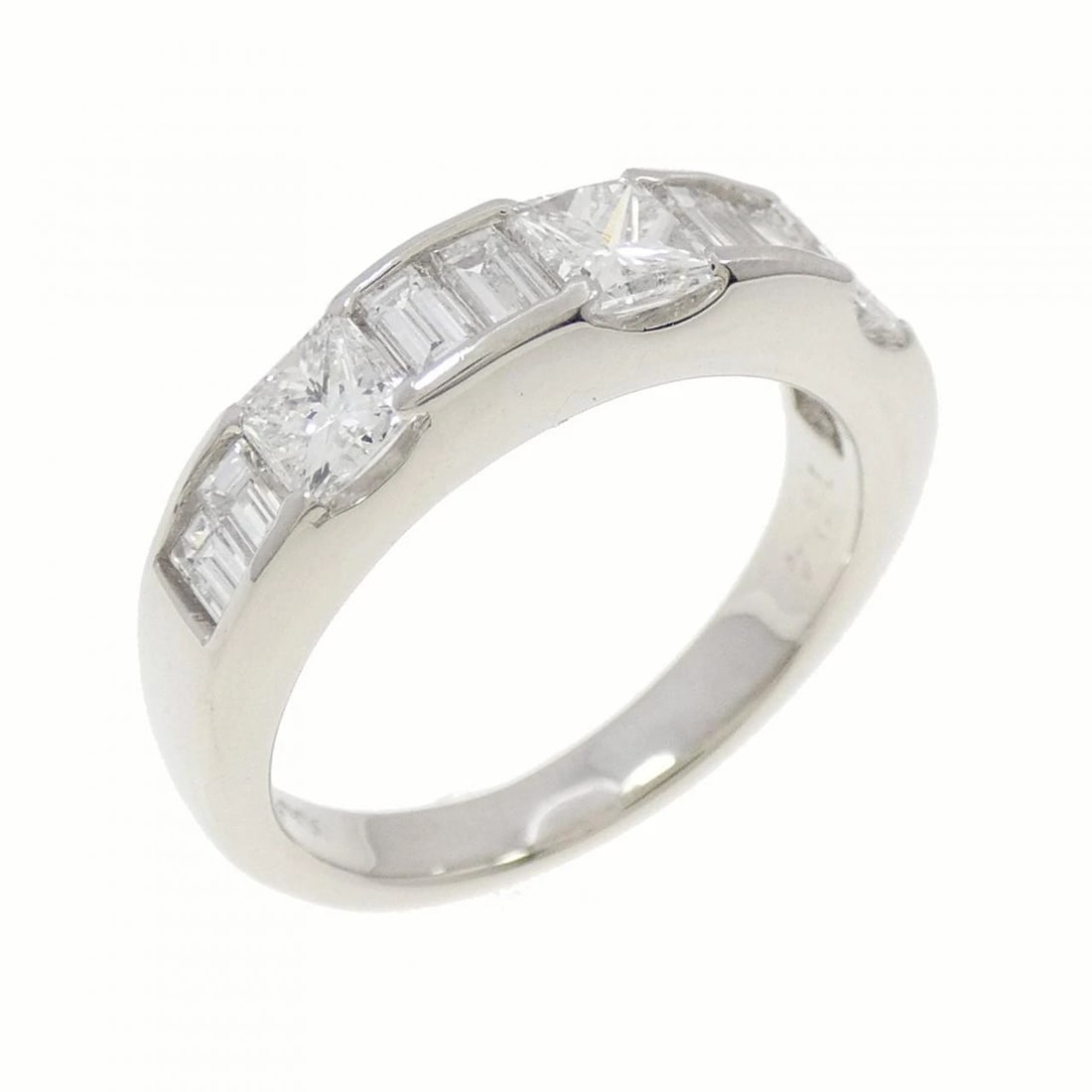 PT900 DIAMOND RING: PT900 Diamond Ring Brand: Unbranded Type: Diamond ring Material: Platinum900, Main Stone/Creation Natural Color: Platinum Size: US 5.5 Accessories: None Accessories Notice: When purchasing