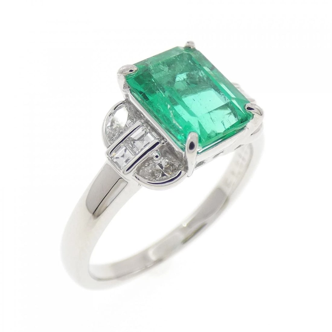 PT900 EMERALD RING: PT900 Emerald Ring Brand: Unbranded Type: Emerald ring Material: Platinum900, Main Stone/Creation Emerald Color: Platinum Size: US 8.5 Accessories: None Accessories Notice: When purchasing