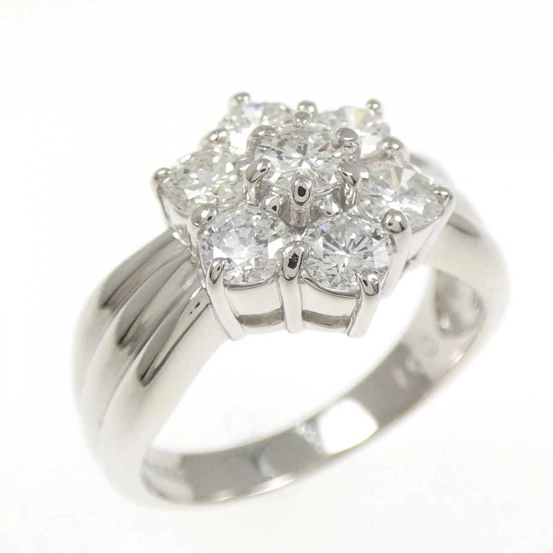PT900 FLOWER DIAMOND RING: PT900 Flower Diamond Ring Brand: Unbranded Type: Diamond Ring Material: Platinum900, Main Stone/Creation Natural Color: Platinum Size: US 6 Accessories: None Accessories Notice: When purch