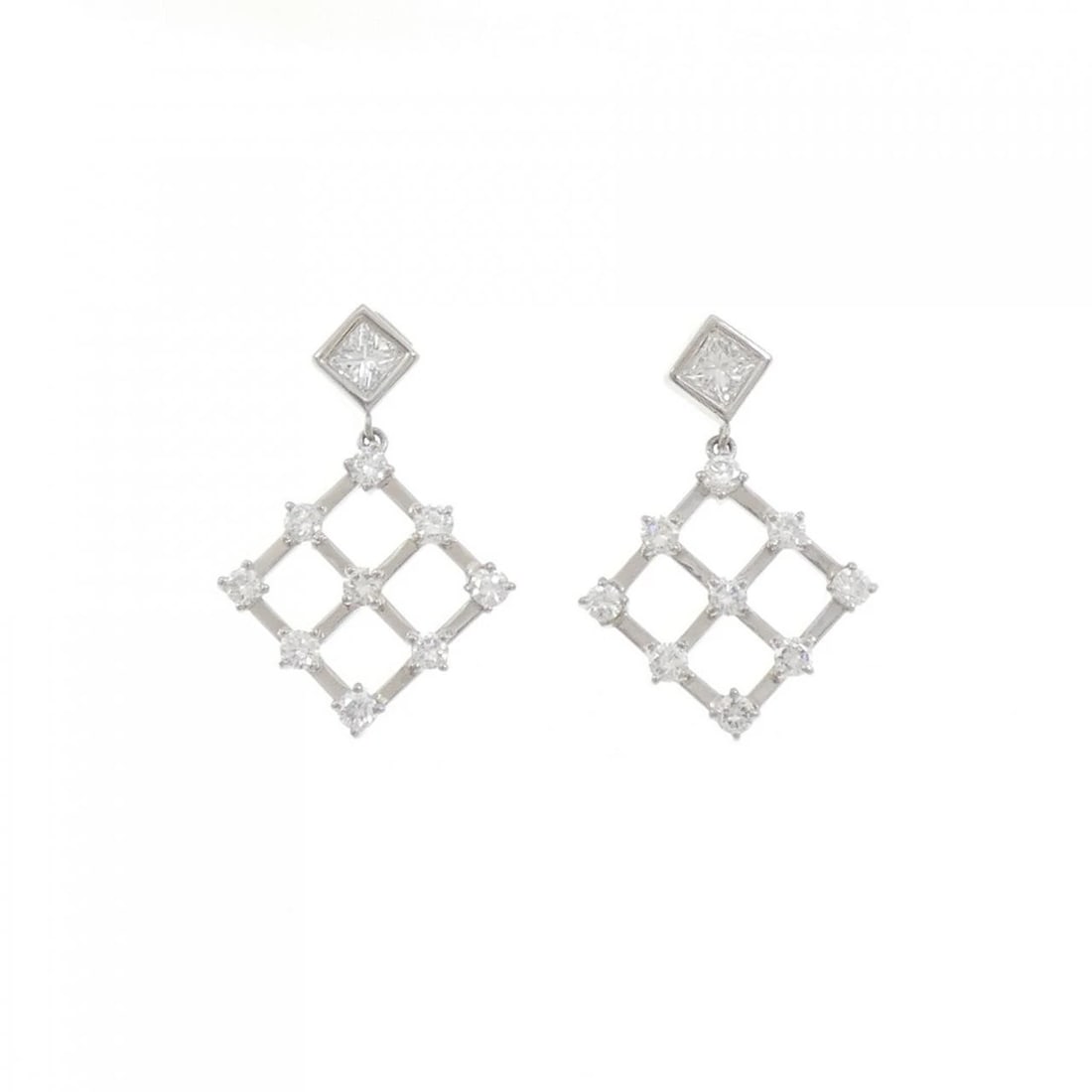 PT900 DIAMOND PIERCE: PT900 Diamond Pierce Brand: Unbranded Type: Diamond Pierce/Earring Material: Platinum900, Main Stone/Creation Natural Color: Platinum Size: Actual Size Approx. height x width: 26.1mm x 18.0mm 