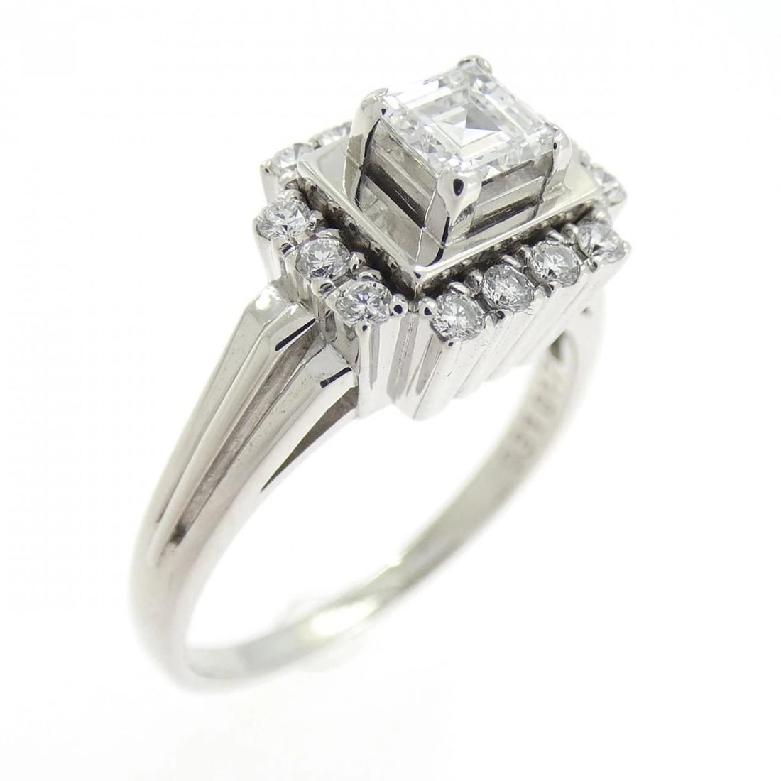 PT900 DIAMOND RING: PT900 Diamond Ring Brand: Unbranded Type: Diamond Ring Material: Platinum900, Color: Platinum Size: US 6 1/4 Accessories: None Accessories Notice: When purchasing pre-owned goods, please