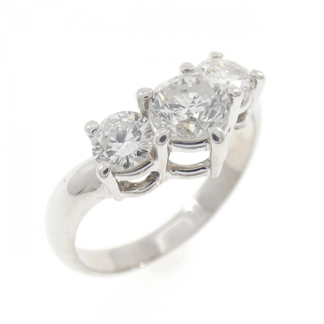 PT900 DIAMOND RING: PT900 Diamond Ring Brand: Unbranded Type: Diamond Ring Material: Platinum900, Color: Platinum Size: US 5 1/4 Accessories: None Accessories Notice: When purchasing pre-owned goods, please