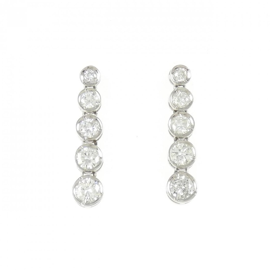 PT900 DIAMOND PIERCE: PT900 Diamond Pierce Brand: Unbranded Type: Diamond Pierce/Earring Material: Platinum900, Color: Platinum Size: Actual Size Approx. height x width: 23.5mm x 5.0mm Accessories: None Accesso