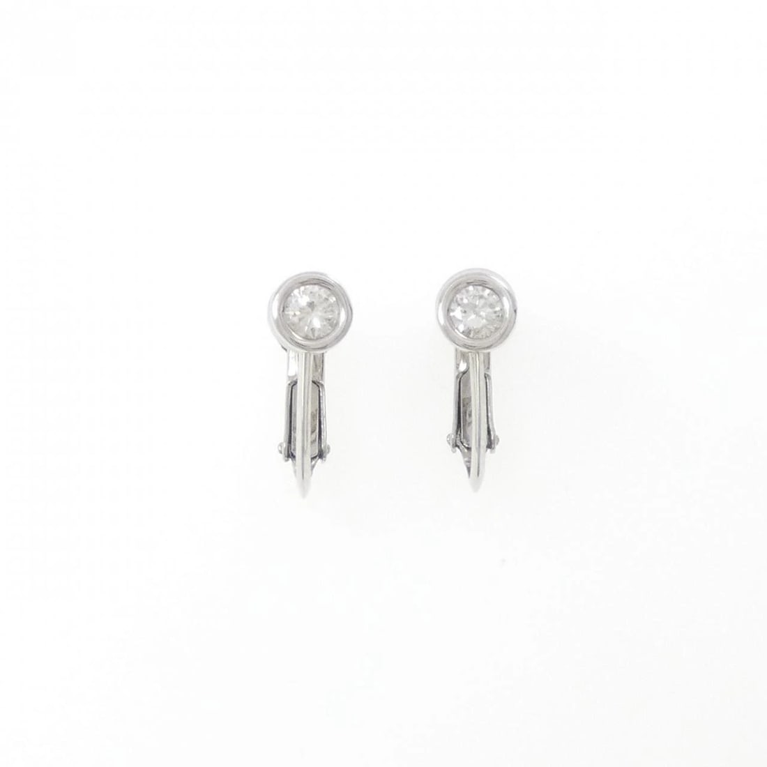 PT900 DIAMOND EARRING: PT900 Diamond Earring Brand: Unbranded Type: Diamond Pierce/Earring Material: Platinum900, Color: Platinum Size: Actual Size Diameteraround: 5.1mm Accessories: None Accessories Notice: When