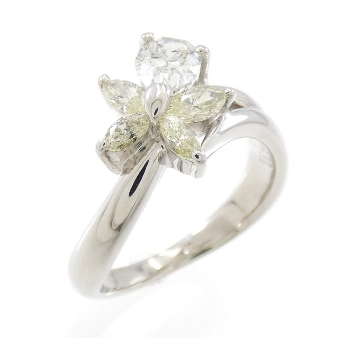 PT900 FLOWER DIAMOND RING: PT900 Flower Diamond Ring Brand: Unbranded Type: Diamond Ring Material: Platinum900, Color: Platinum Size: US 5 3/4 Accessories: None Accessories Notice: When purchasing pre-owned goods,