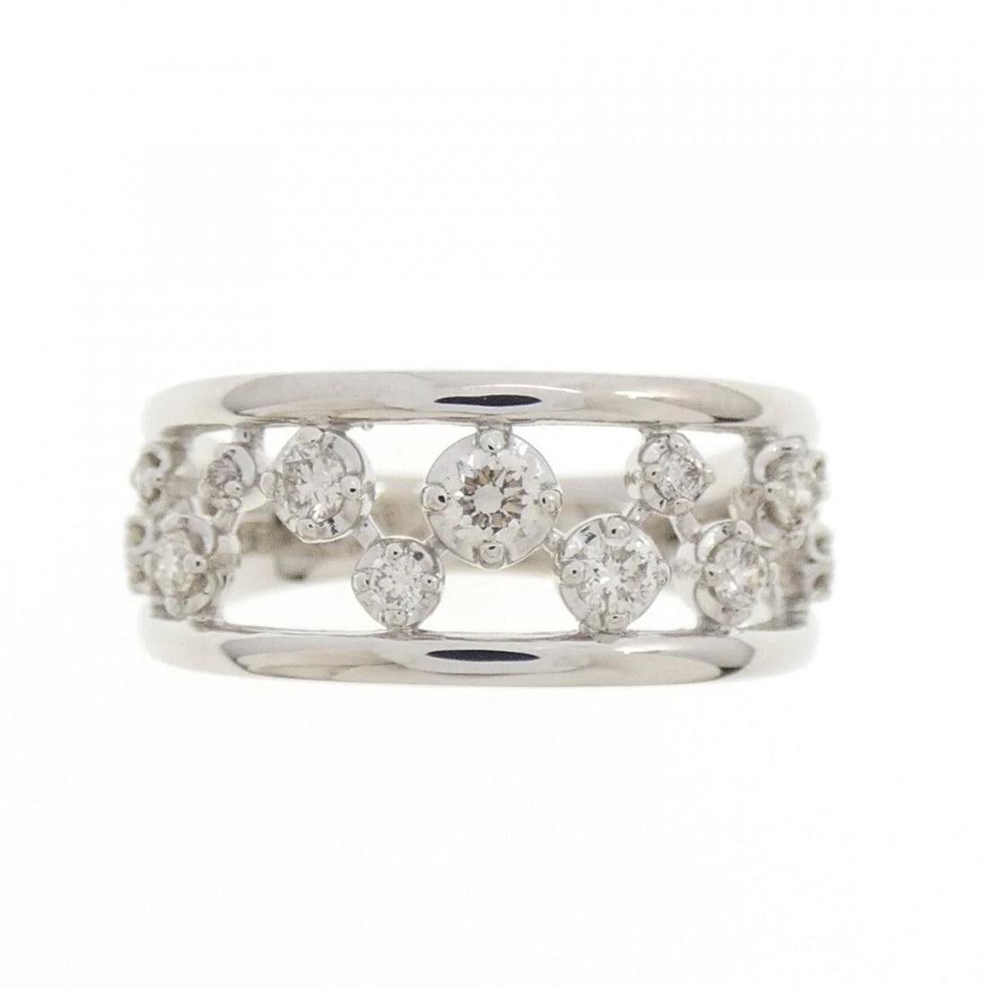 PT900 DIAMOND RING: PT900 Diamond Ring Brand: Unbranded Type: Diamond Ring Material: Platinum900, Color: Platinum Size: US 6 1/2 Accessories: None Accessories Notice: When purchasing pre-owned goods, please r