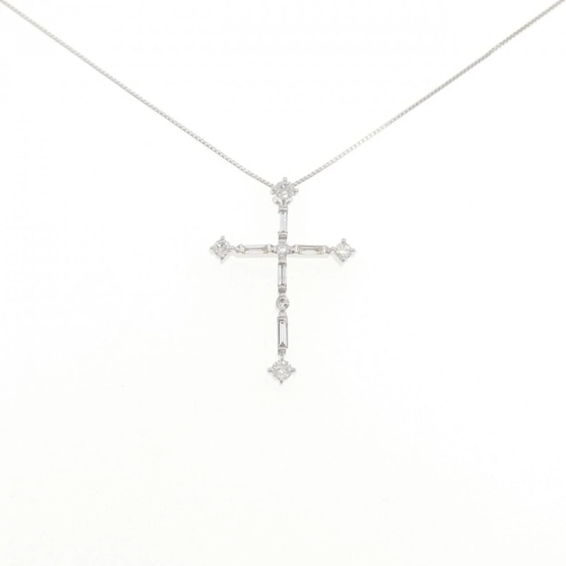 K18WG DIAMOND NECKLACE: K18WG Diamond Necklace Brand: Unbranded Type: Diamond Necklace Material: K18 white gold, Color: white gold Size: 45cm,Actual Size Pendant length approx. x width approx.: 24.4mmx16.9mm Chain