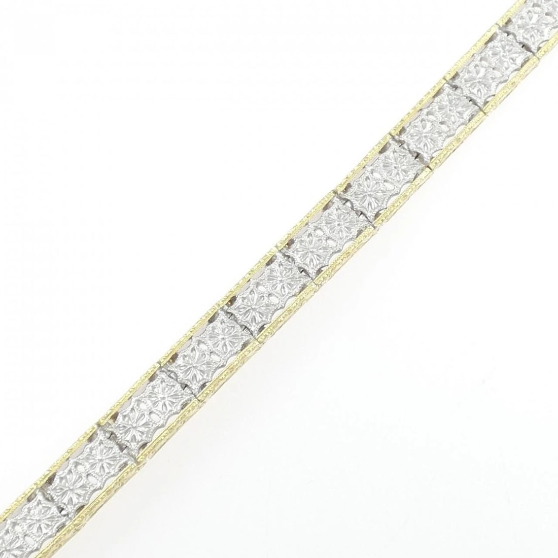 750YG/750WG BRACELET: 750YG/750WG bracelet Brand: Unbranded Type: bracelet Material: 750 yellow gold/750 white gold, Color: none Size: 16.5cm,Actual Size Max width approx.: 6.7mm Accessories: None Accessories