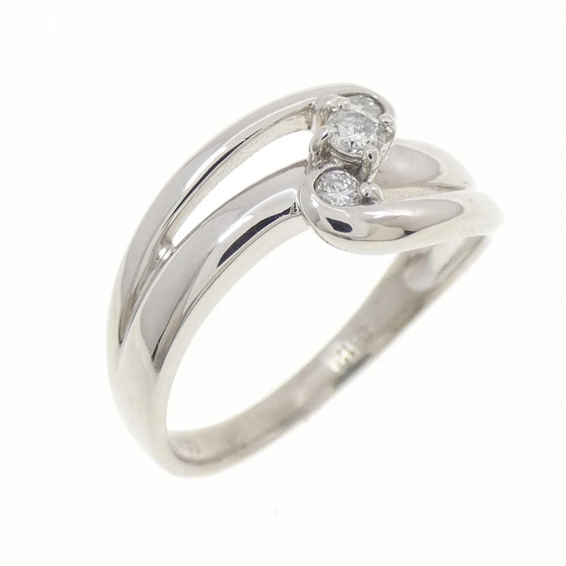 PT900 THREE-STONE DIAMOND RING: PT900 Three-Stone Diamond Ring Brand: Unbranded Type: Diamond Ring Material: Platinum900, Color: Platinum Size: US 6 1/4 Accessories: None Accessories Notice: When purchasing pre-owned goods,