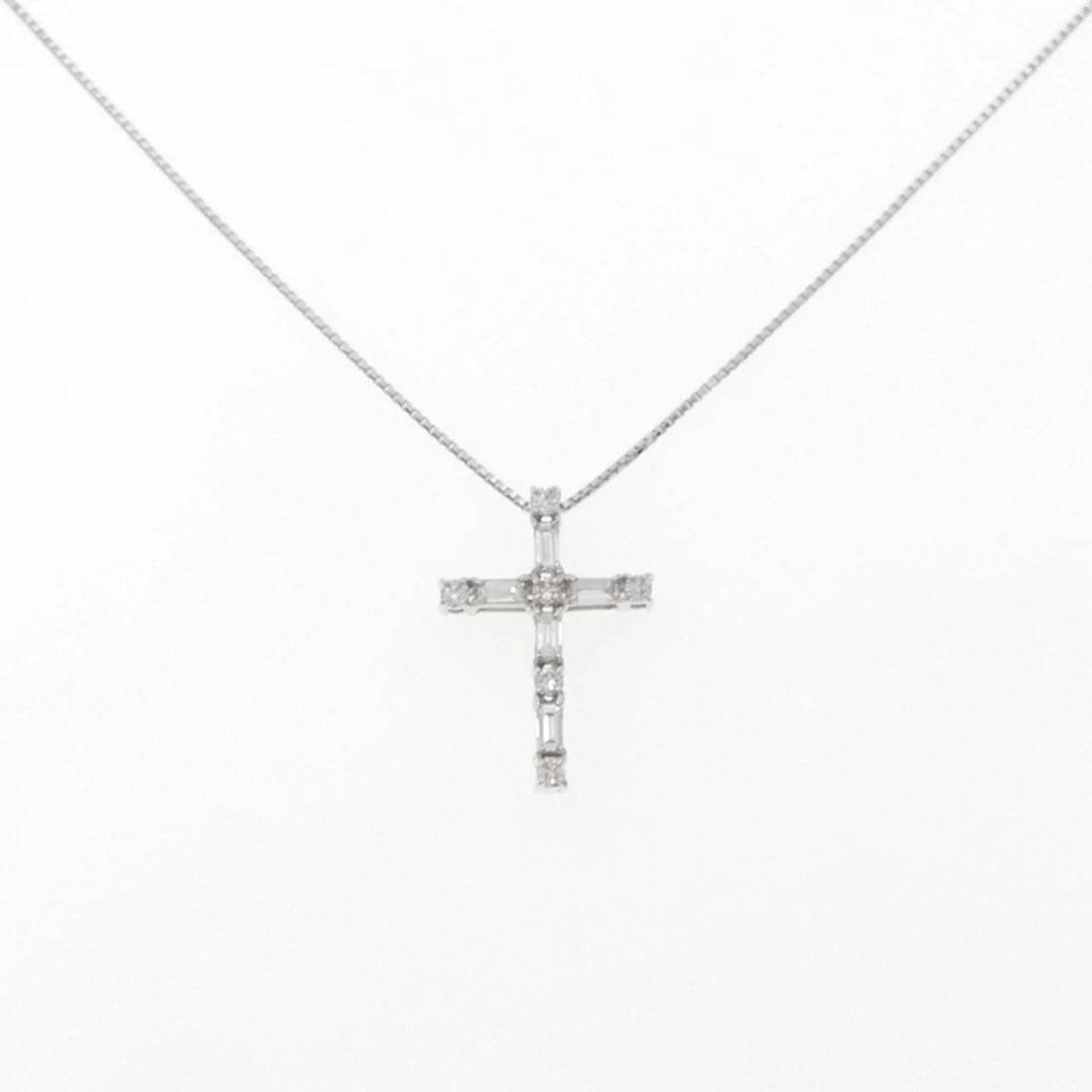 K18WG CROSS DIAMOND NECKLACE: K18WG Cross Diamond Necklace Brand: Unbranded Type: Diamond Necklace Material: K18 white gold, Color: white gold Size: 45cm Actual Size Pendant length approx. x width approx.: 22.0mmx15.7mm