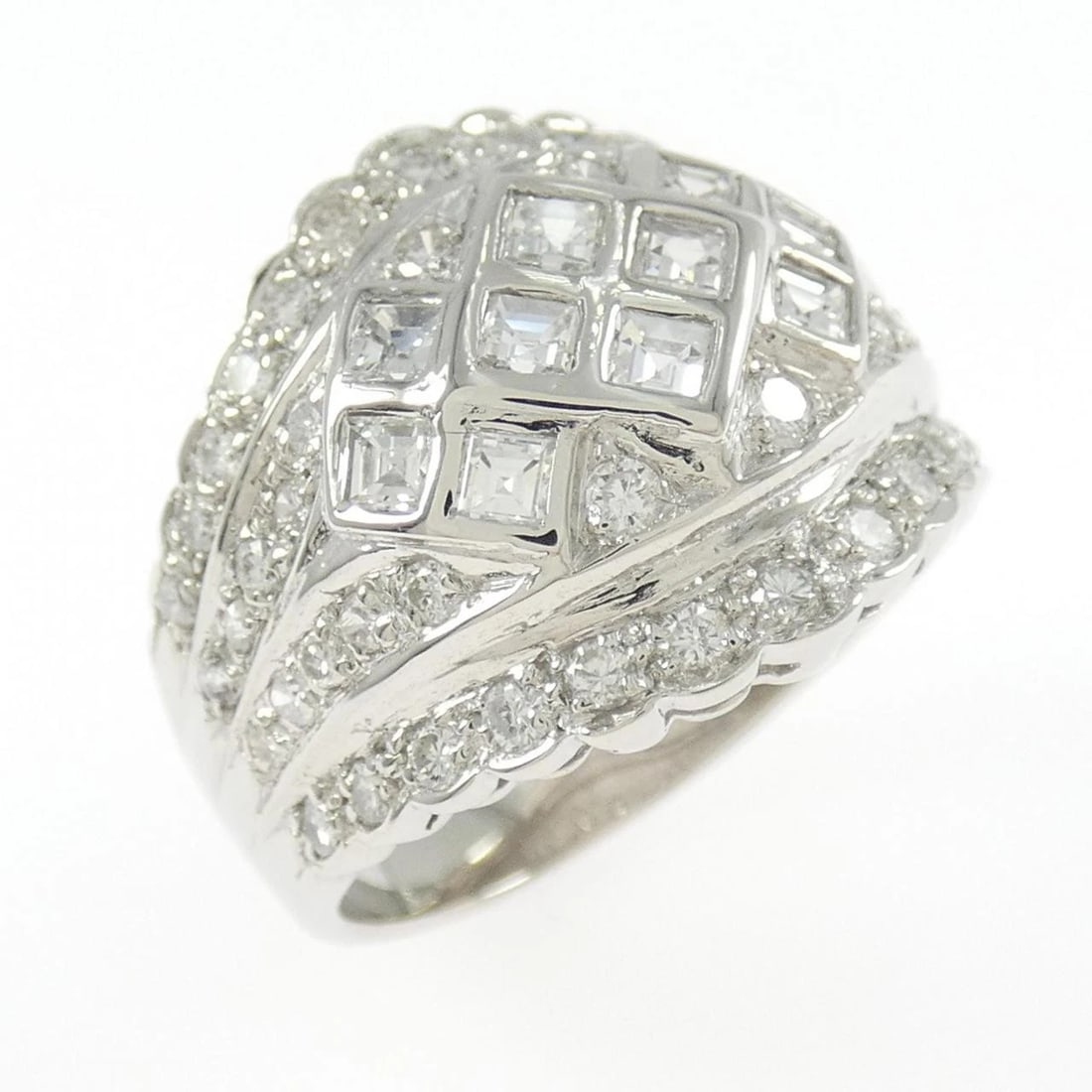 PT900 DIAMOND RING: PT900 Diamond Ring Brand: Unbranded Type: Diamond Ring Material: Platinum900, Color: NONE Size: US 6 3/4 Accessories: None Accessories Notice: When purchasing pre-owned goods, please refer to