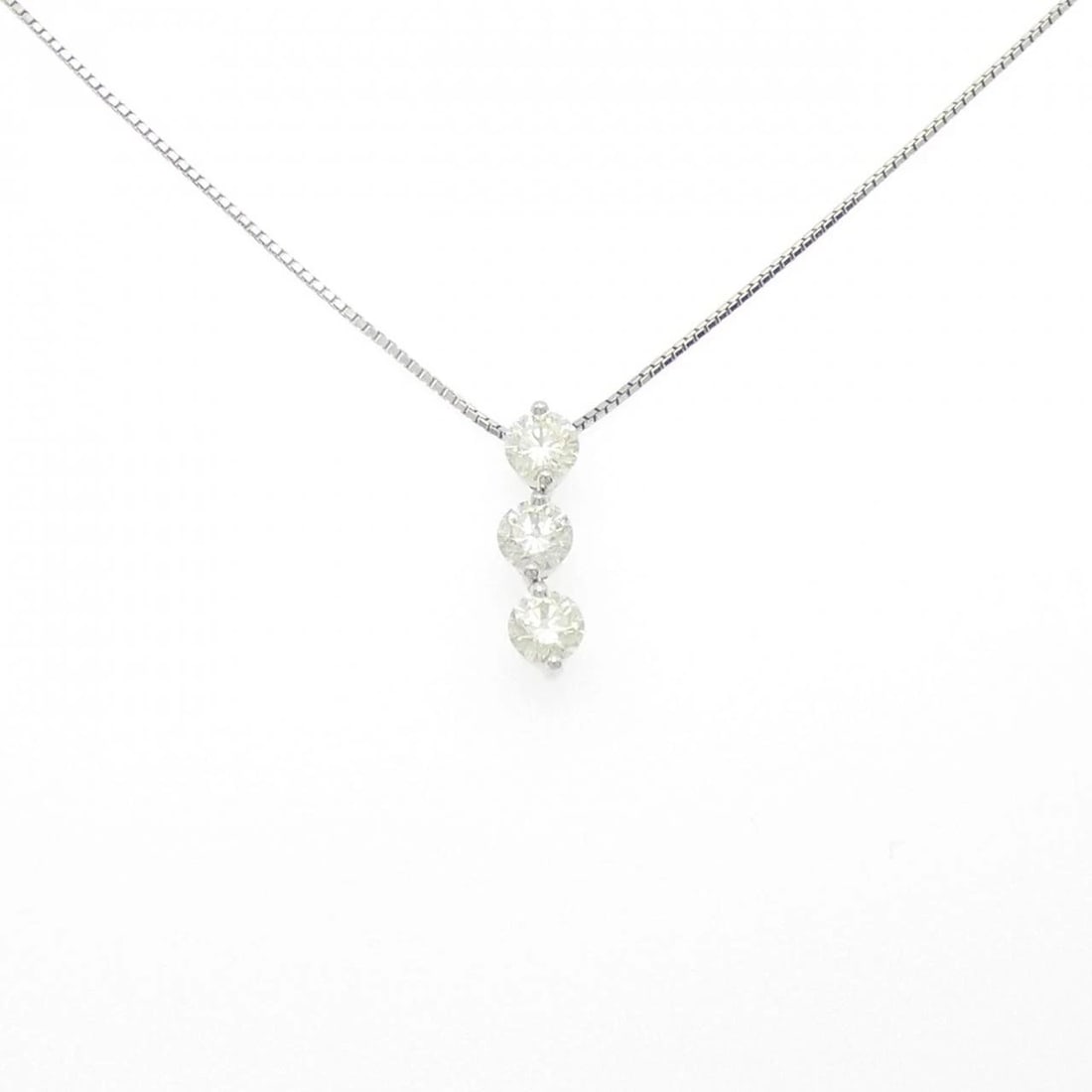 PT900/PT850 THREE STONE DIAMOND NECKLACE: PT900/PT850 Three Stone Diamond Necklace Brand: Unbranded Type: Diamond Necklace Material: PT900/PT850, Color: NONE Size: 45cm Actual Size Pendant length approx. x width approx.: 21.5mmx5.6mm