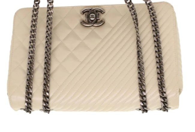CHANEL CHEVRON X MATELASSE CHAIN SHOULDER BAG: CHANEL Chevron x Matelasse Chain Shoulder Bag Brand: CHANEL Type: Shoulder Bag Material: Lamb Skin Color: White Size: W10.2 x H5.5 x D2.4inch(Approx) Shoulder Drop:21.7inch(Approx) Accessories: N