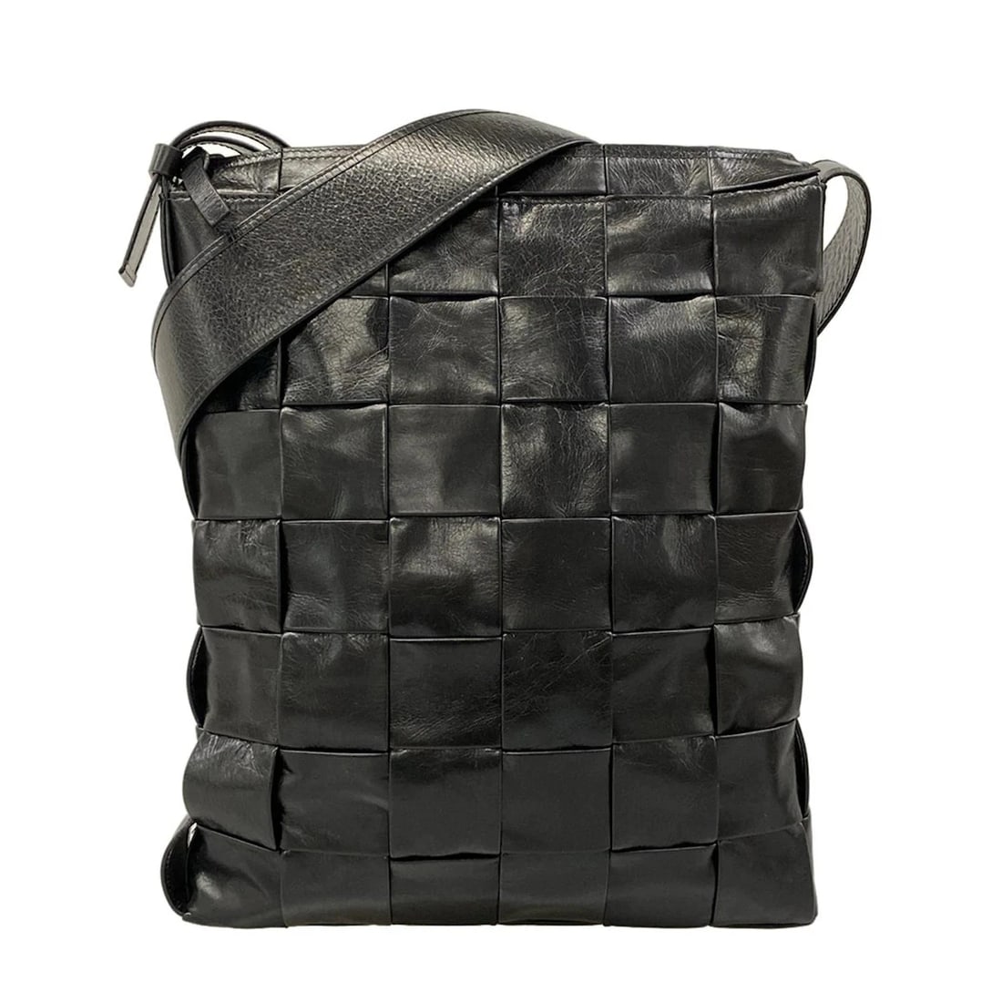 BOTTEGA VENETA CASSETTE - BLACK LEATHER SHOULDER BAG: BOTTEGA VENETA Cassette - Black Leather Shoulder Bag Brand: BOTTEGA VENETA Type: Shoulder Bag Material: Leather Color: Black Size: Height : 12.6 inch (32 cm) Width : 10.63 inch (27 cm) Depth : 2.1