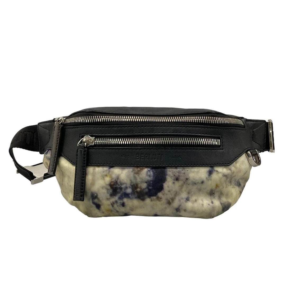 BERLUTI COMPLY SCRIT NYLON BELT BAG - CREAM BLACK MULTI NYLON LEATHER BUM BAG: Berluti Comply Scrit Nylon Belt Bag - Cream Black Multi Nylon Leather Bum Bag Brand: Berluti Type: Bum Bag Material: Nylon, Leather Color: Cream, Black, Multi Size: Height : 6.5 inch (16.5 cm) Wid