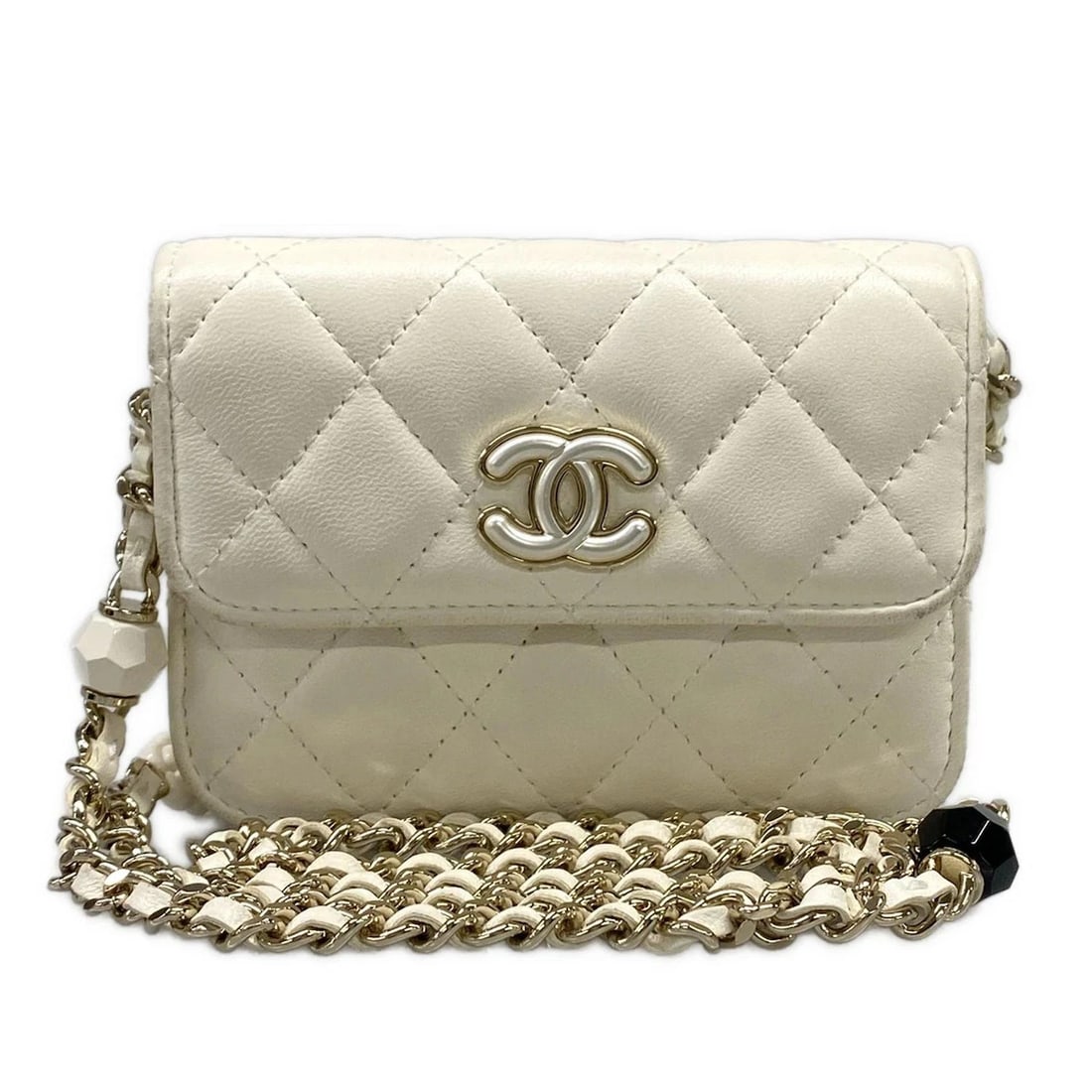 CHANEL MATELASSE - WHITE LAMBSKIN SHOULDER BAG GOLD HARDWARE: CHANEL Matelasse - White Lambskin Shoulder Bag Gold hardware Brand: CHANEL Type: Shoulder Bag Material: Lambskin Color: White Size: Height : 3.54 inch (9 cm) Width : 4.92 inch (12.5 cm) Depth : 1.
