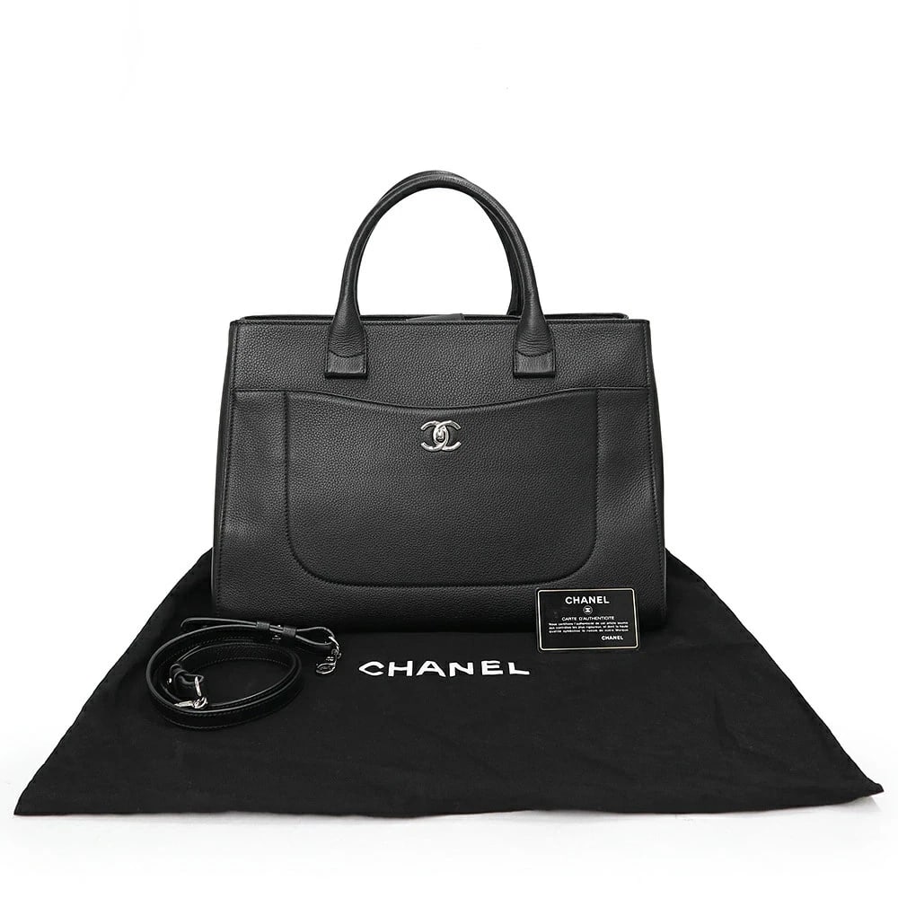 CHANEL NEO EXECUTIVE TOTE LARGE SHOPPING BAG SHOULDER HAND BLACK: CHANEL Neo Executive Tote Large Shopping Bag Shoulder Hand Black Brand: CHANEL Type: Handbag Material: Calfskin (Cowhide) Color: Black Size: W: 36cm x 40cm x H: 27cm x D: 14cm Handle: 37cm Access