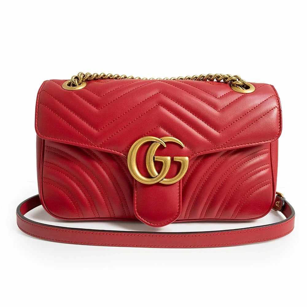 GUCCI GG MARMONT MEDIUM HIBISCUS RED SHOULDER BAG: GUCCI GG Marmont Medium Hibiscus Red Shoulder Bag Brand: GUCCI Type: Handbag Material: Quilted Leather Color: Hibiscus Red Size: W:25cm x H:15cm x D:7cm Shoulder strap: 113cm Accessories: None