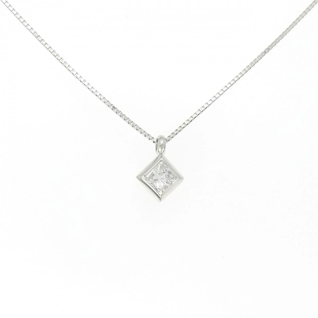 PT900/PT850 DIAMOND NECKLACE: PT900/PT850 Diamond Necklace Brand: Unbranded Type: Diamond Necklace Material: Platinum900/Platinum850, Main Stone/Creation Natural Color: Silver Size: 45cmActual Size Pendant length approx. x