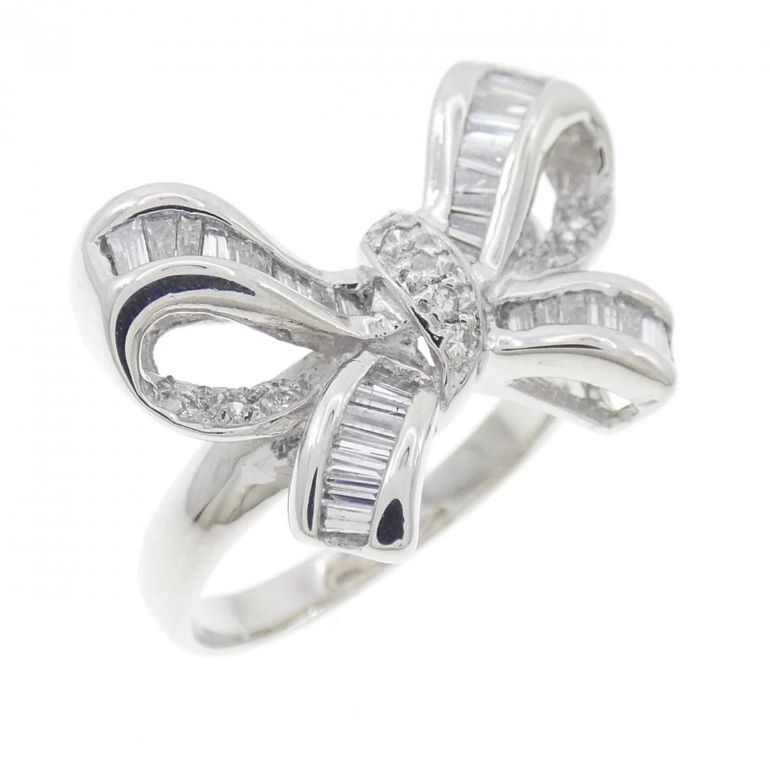 PT900 RIBBON DIAMOND RING: PT900 Ribbon Diamond Ring Brand: Unbranded Type: Diamond Ring Material: Platinum900, Main Stone/Creation Natural Color: Silver Size: US 6 1/4 Accessories: None Accessories Notice: When