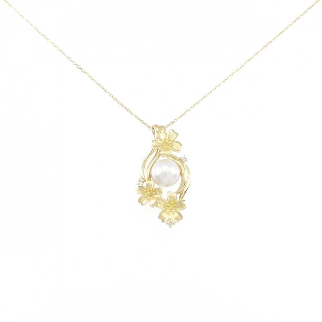 18K YELLOW GOLD FLOWER AKOYA PEARL NECKLACE: 18K Yellow Gold Flower Akoya Pearl Necklace Brand: Unbranded Type: Akoya Pearl Necklace Material: K18 yellow gold, Main Stone/Creation Akoya Pearl Color: Yellow Gold Size: 45cmActual Size