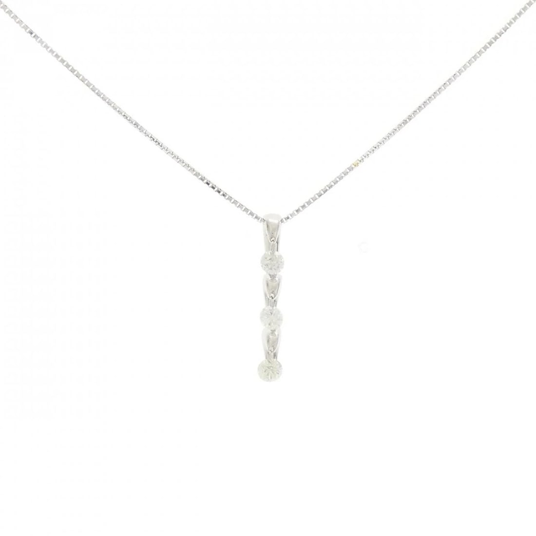 K18WG THREE STONE DIAMOND NECKLACE: K18WG Three Stone Diamond Necklace Brand: Unbranded Type: Diamond Necklace Material: K18 white gold, Main Stone/Creation Natural Color: White Gold Size: 45cmActual Size Pendant length approx.