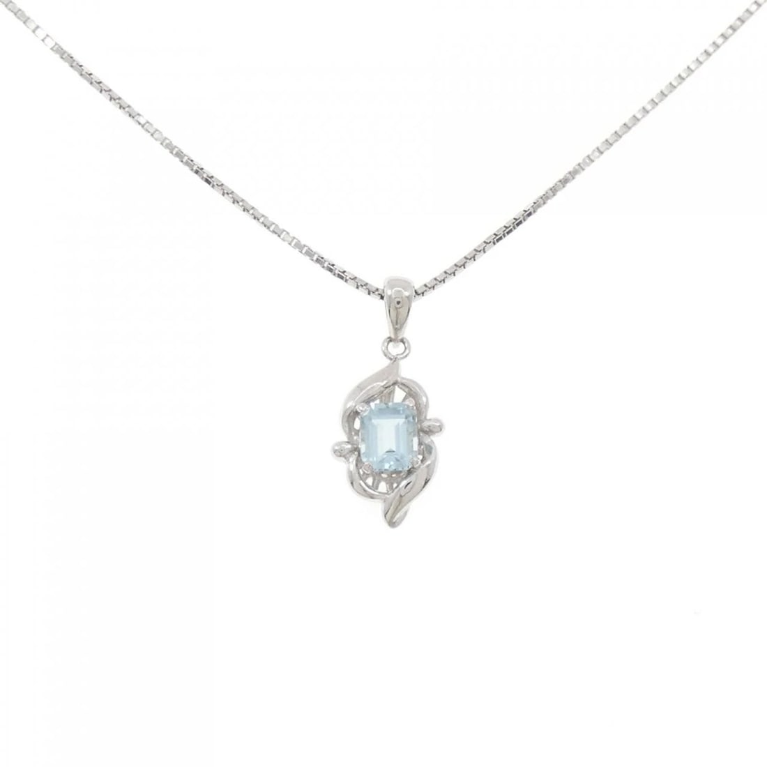 PT900/PT850 AQUAMARINE NECKLACE: PT900/PT850 Aquamarine Necklace Brand: Unbranded Type: Aquamarine Necklace Material: Platinum900, Main Stone/Creation Aquamarine Color: None Size: Actual Size Pendant length approx. x width