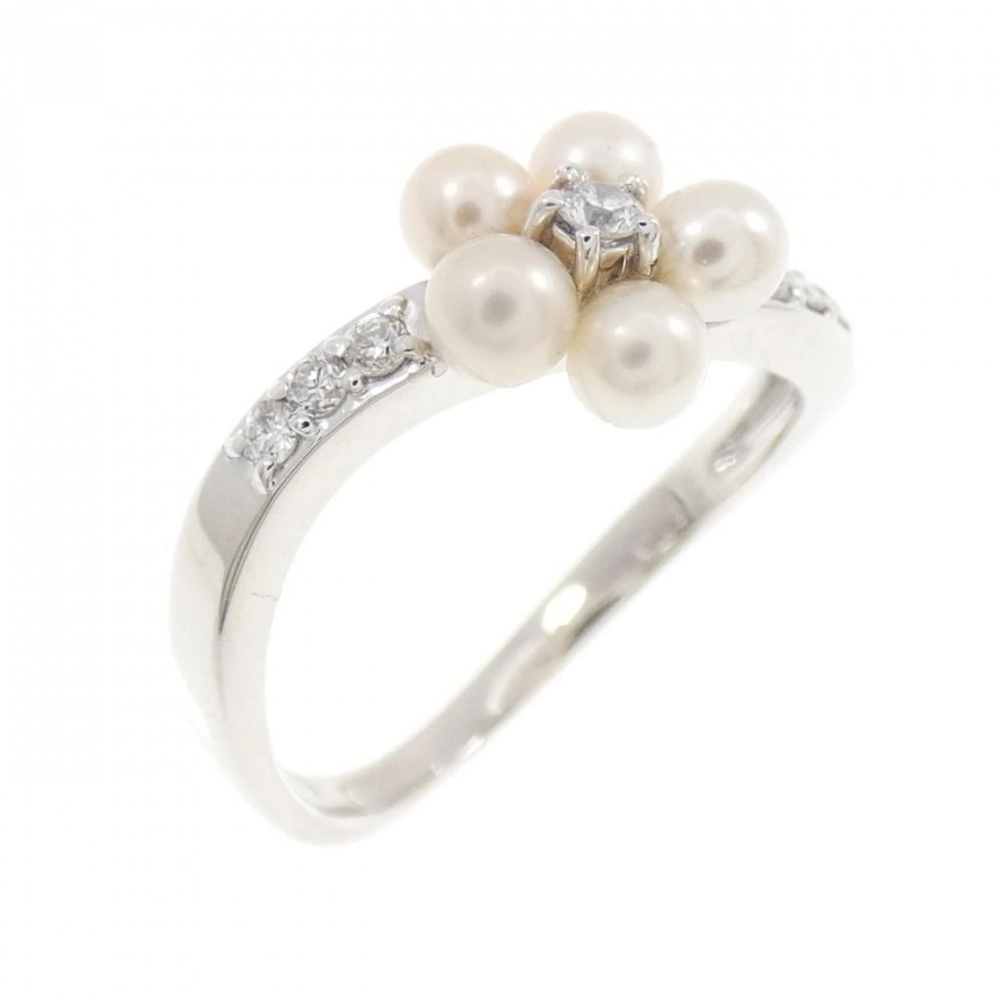 K18WG FLOWER FRESHWATER PEARL RING: K18WG Flower Freshwater Pearl Ring Brand: Unbranded Type: Freshwater Pearl Ring Material: K18 white gold, Main Stone/Creation Freshwater Pearl Color: white gold Size: US 5 Accessories: None