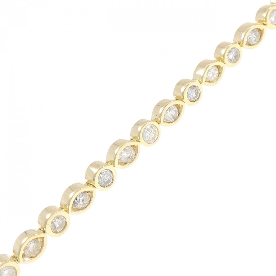 K18YG DIAMOND BRACELET: K18YG Diamond Bracelet Brand: Unbranded Type: Bracelet Material: K18 yellow gold, Main Stone/Creation Natural Color: yellow gold Size: Actual Size Max width approx.: 4.2mm Size 17cm Accessories: