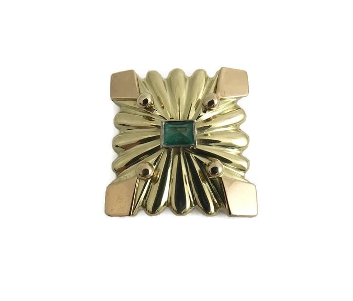 ANTIQUE ART DECO GREEN EMERALD BROOCH PIN IN 18K YELLOW GOLD: Antique Art Deco Green Emerald Brooch Pin in 18K Yellow Gold Brand: Antique Type: Brooch Material: 18K yellow gold, Main Stone/Creation Natural Color: Gold Size: Measurements: 1 inch x 1 inch Acc
