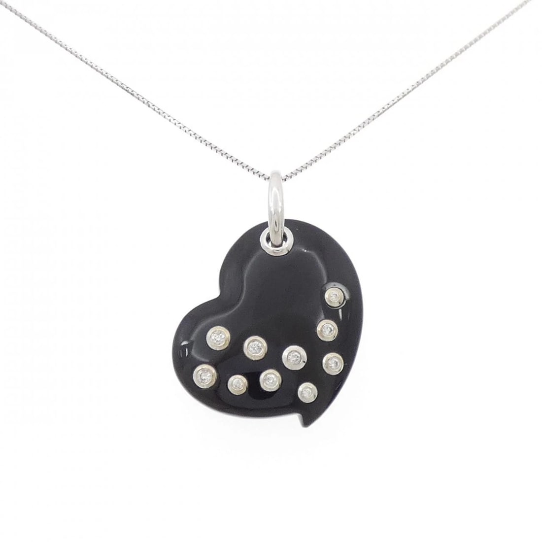 K18WG HEART ONYX NECKLACE: K18WG Heart Onyx Necklace Brand: Unbranded Type: Onyx Necklace Material: K18WG, Main Stone/Creation Onyx Color: white Size: Actual Size Pendant length approx. x width approx.: 31.0mmx22.7mm