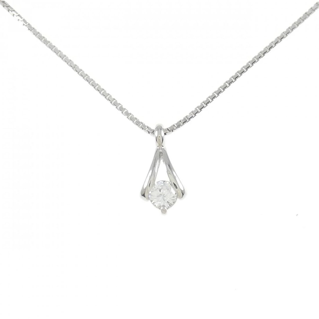 PT900/PT850 DIAMOND NECKLACE: PT900/PT850 Diamond Necklace Brand: Unbranded Type: Diamond Necklace Material: PT900/PT850, Color: platinum Size: Actual Size Pendant length approx. x width approx.: 14.1mmx7.0mm Chain maximum