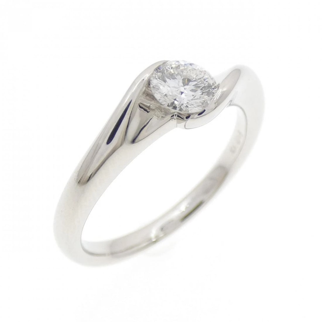 PT900 DIAMOND RING: PT900 Diamond Ring Brand: Unbranded Type: Diamond ring Material: PT900, Color: platinum Size: US 5 1/2 Accessories: None Accessories Notice: When purchasing pre-owned goods, please refer to
