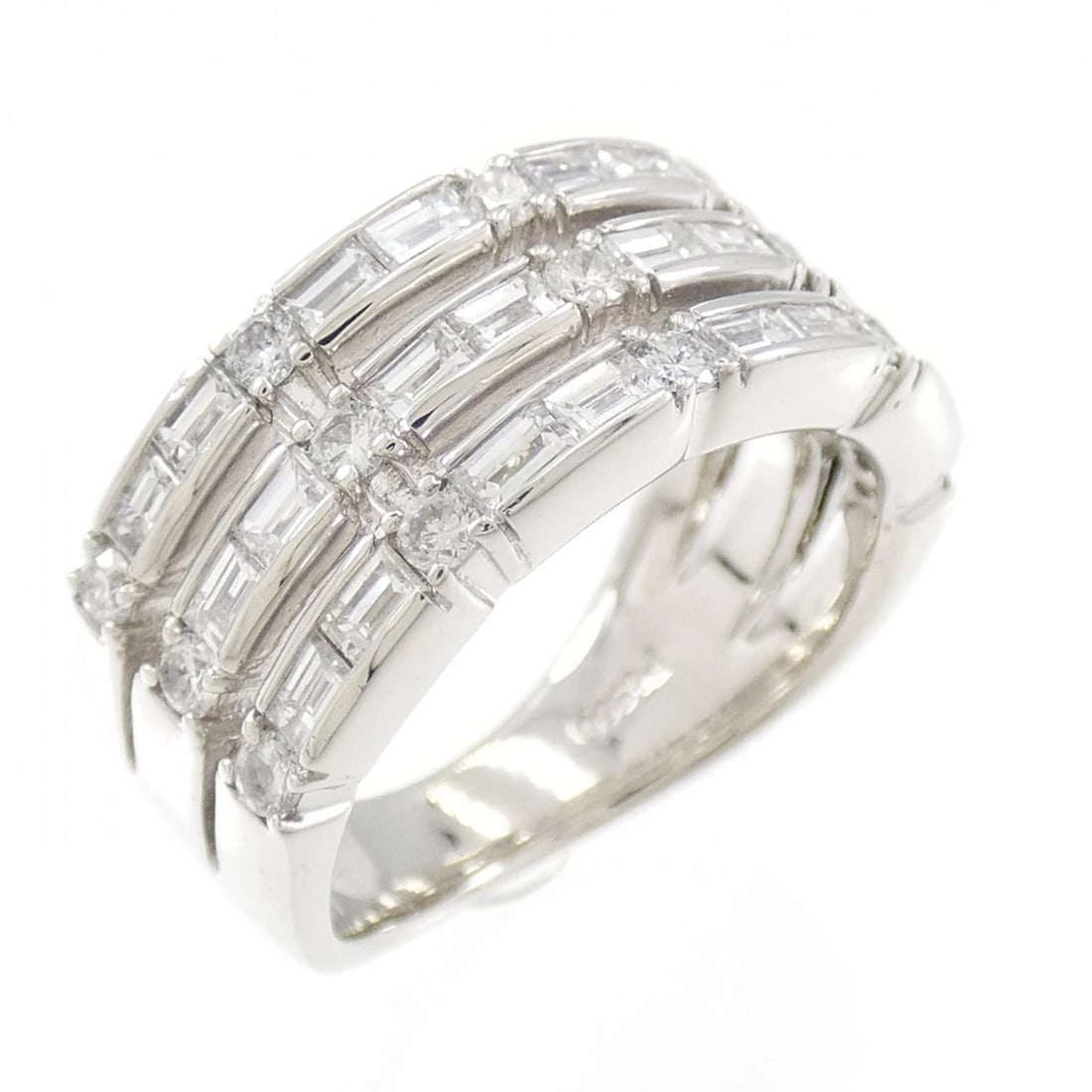 PT900 DIAMOND RING: PT900 Diamond Ring Brand: Unbranded Type: Diamond ring Material: Platinum900, Color: Platinum Size: US 5 1/4 Accessories: None Accessories Notice: When purchasing pre-owned goods, please r