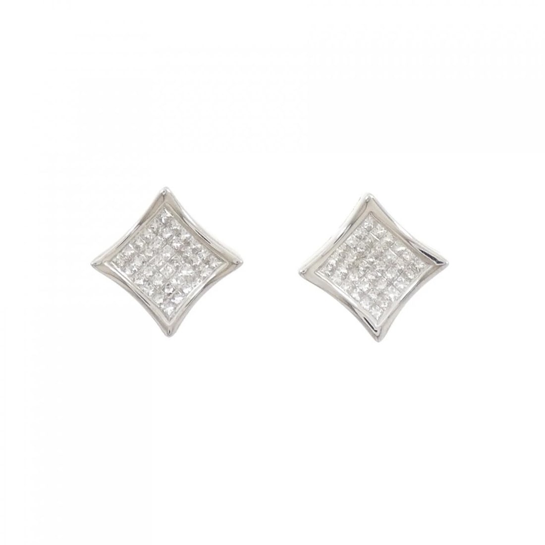 K18WG PAVE DIAMOND PIERCE: K18WG Pave Diamond Pierce Brand: Unbranded Type: Diamond Pierce/Earring Material: K18 white gold, Color: white gold Size: Actual Size Approx. height x width: 15.9mm x 16.2mm Accessories: None