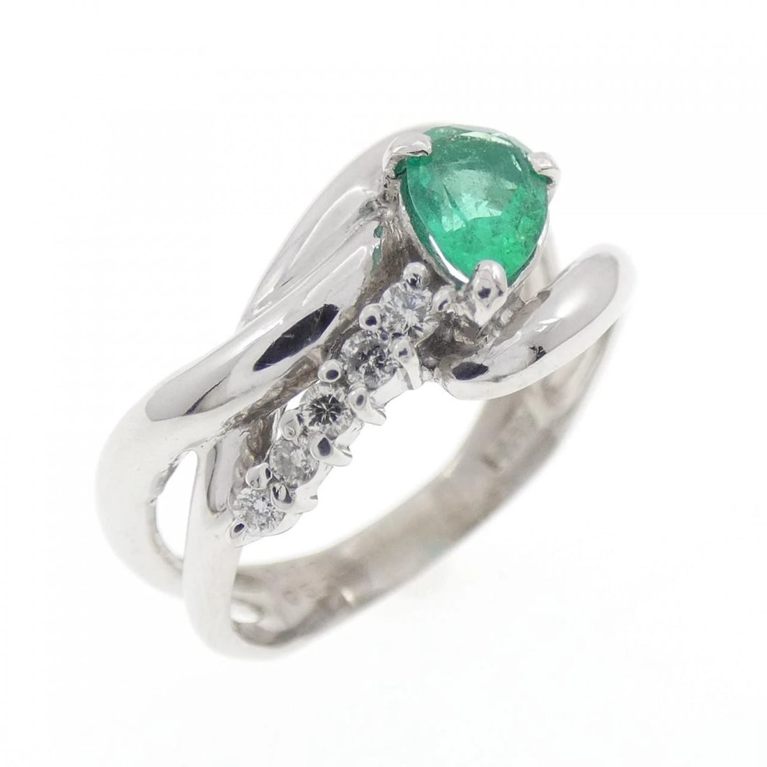 PT900 EMERALD RING: PT900 Emerald Ring Brand: Unbranded Type: Emerald ring Material: Platinum 900, Color: Platinum Size: US 8.5 Accessories: None Accessories Notice: When purchasing pre-owned goods, please re