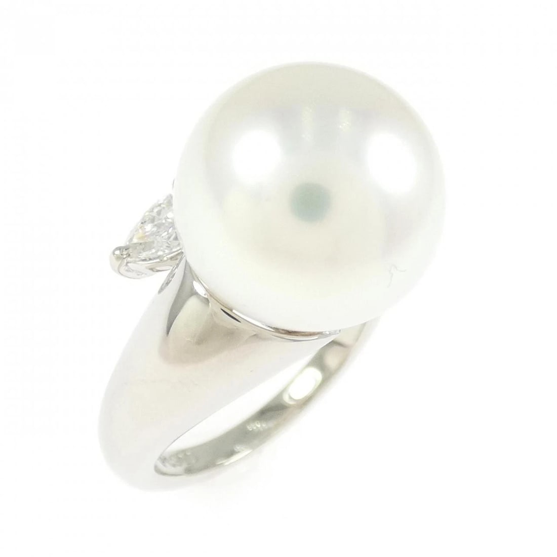 PT900 WHITE BUTTERFLY PEARL RING: PT900 White Butterfly Pearl Ring Brand: Unbranded Type: White Butterfly Pearl Ring Material: Platinum900, Color: Platinum Size: US 6 1/4 Accessories: None Accessories Notice: When purchasing