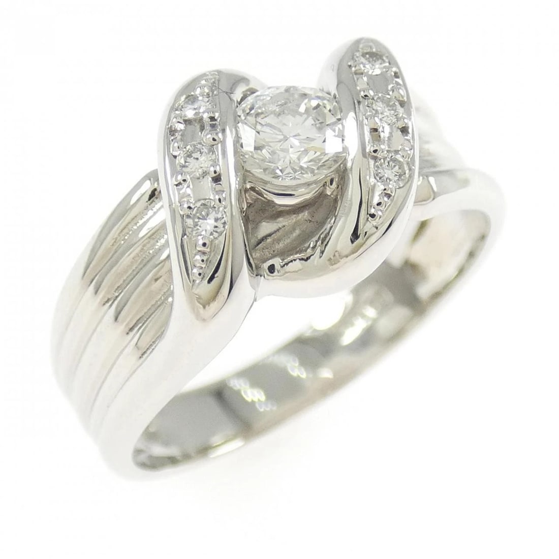 PT900 DIAMOND RING: PT900 Diamond Ring Brand: Unbranded Type: Diamond Ring Material: Platinum900, Color: Platinum Size: US 7 Accessories: None Accessories Notice: When purchasing pre-owned goods, please refer