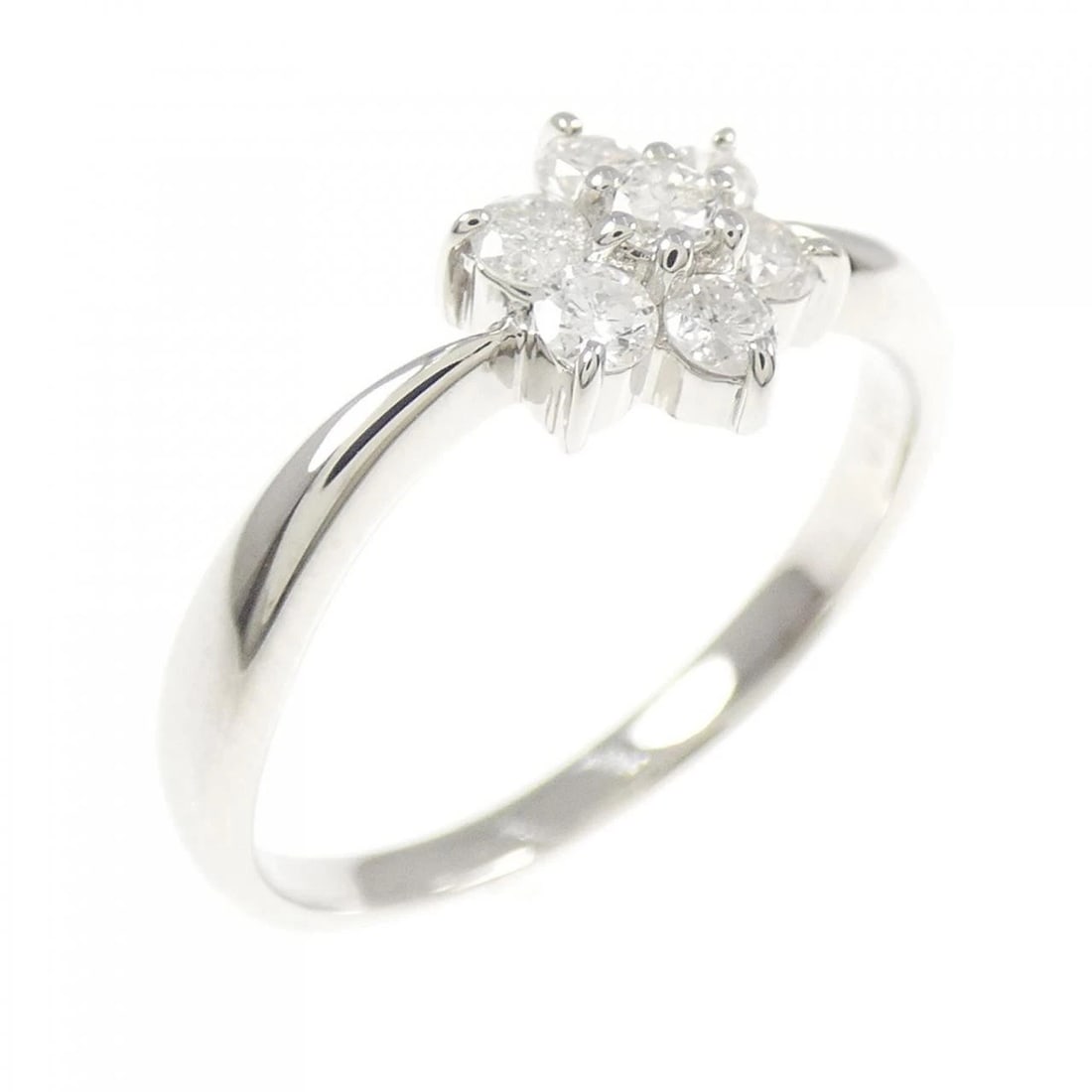 PT900 FLOWER DIAMOND RING: PT900 Flower Diamond Ring Brand: Unbranded Type: Diamond Ring Material: Platinum900, Color: Platinum Size: US 6 1/4 Accessories: None Accessories Notice: When purchasing pre-owned goods, p