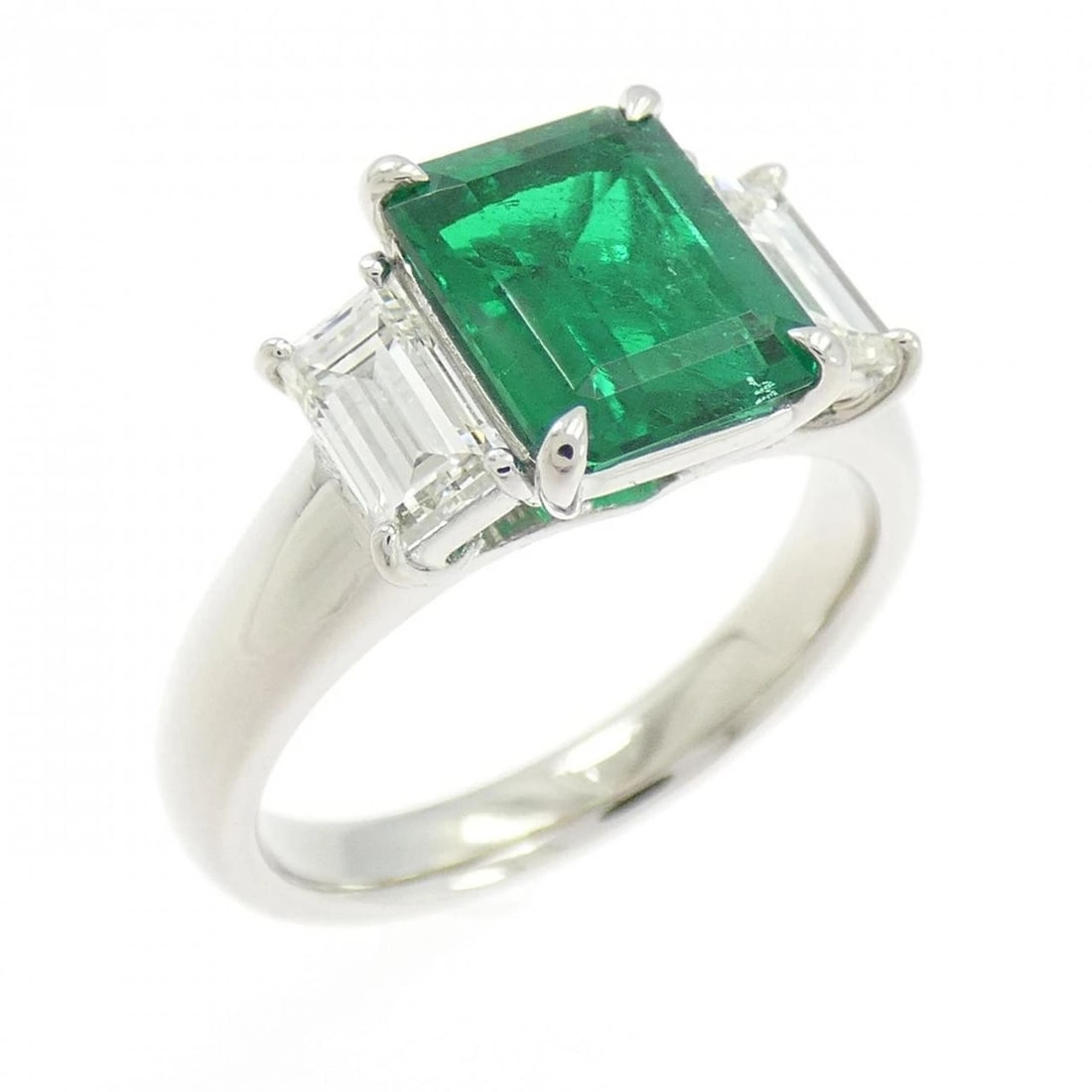 PT900 EMERALD RING (1 of 3)