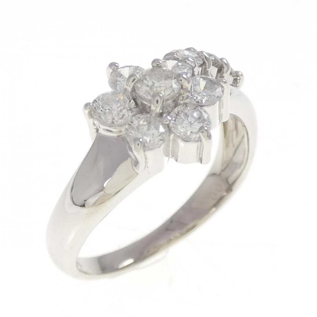 PT900 FLOWER DIAMOND RING: PT900 Flower Diamond Ring Brand: Unbranded Type: Diamond ring Material: Platinum900, Color: Platinum Size: US 8.25 Accessories: None Accessories Notice: When purchasing pre-owned goods, pl