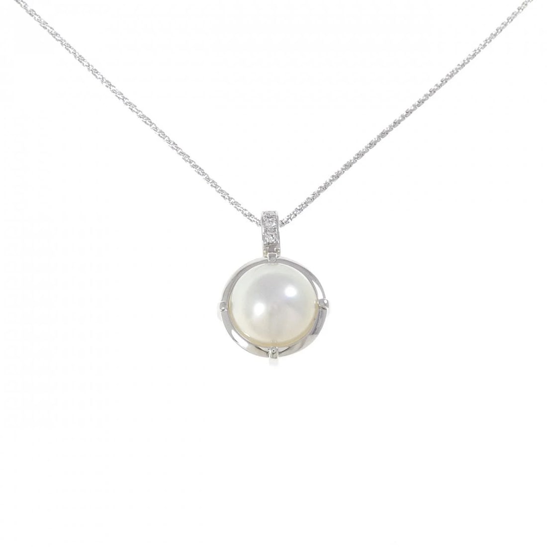 PT900/K18WG WHITE BUTTERFLY PEARL NECKLACE: PT900/K18WG White Butterfly Pearl Necklace Brand: Unbranded Type: White butterfly pearl Necklace Material: Platinum 900 / K18 white gold, Color: none Size: 61cm,Actual Size Pendant length