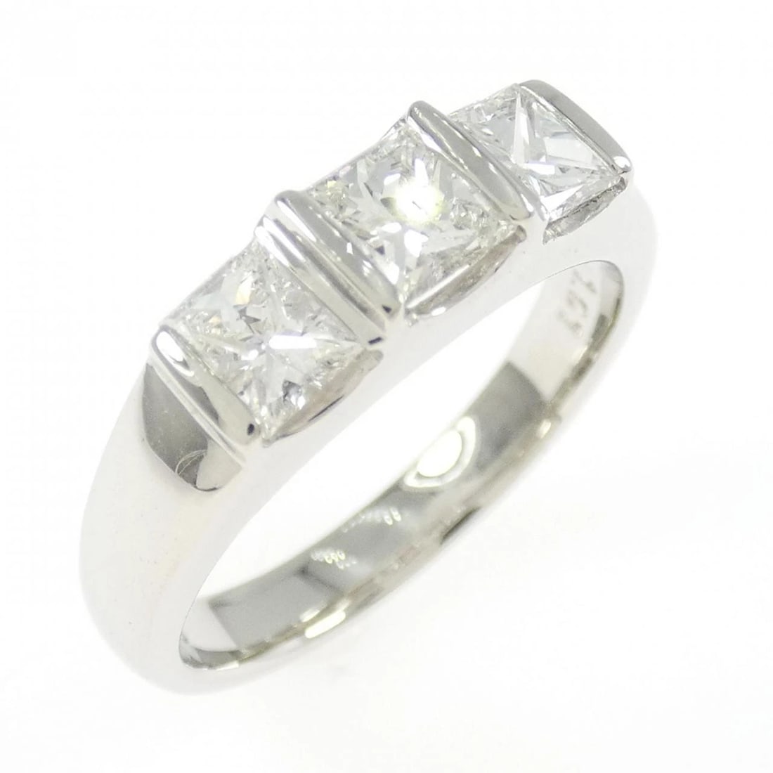 PT900 DIAMOND RING: PT900 Diamond Ring Brand: Unbranded Type: Diamond ring Material: Platinum900, Color: Platinum Size: US 8.25 Accessories: None Accessories Notice: When purchasing pre-owned goods, please re