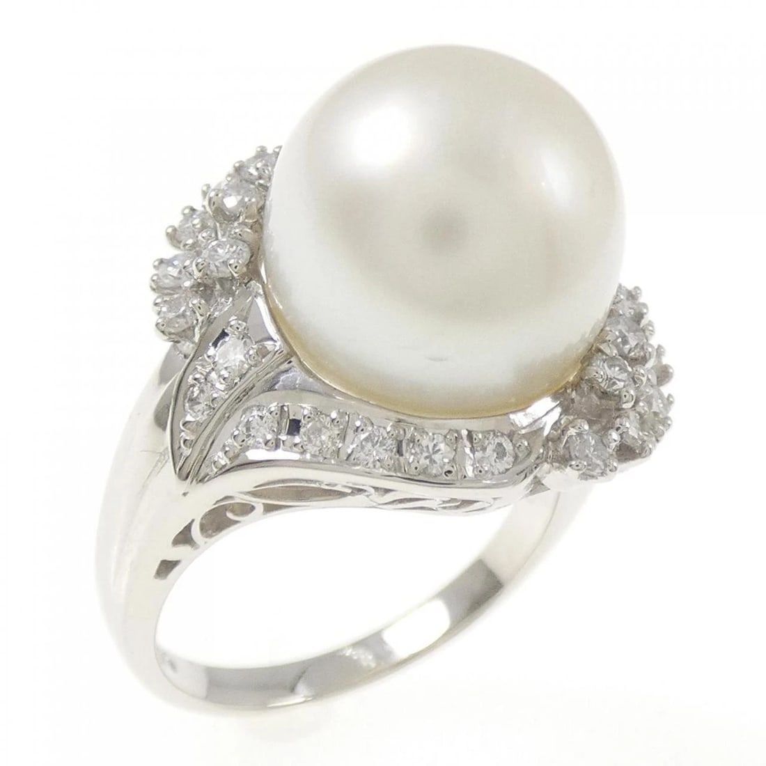 PT900 WHITE BUTTERFLY PEARL RING: PT900 White Butterfly Pearl Ring Brand: Unbranded Type: White Butterfly Pearl Ring Material: Platinum900, Color: Platinum Size: US 6 Accessories: None Accessories Notice: When purchasing