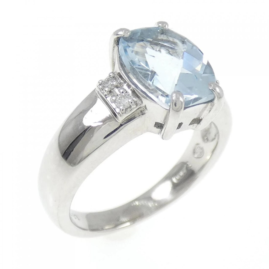 PT AQUAMARINE RING: PT Aquamarine Ring Brand: Unbranded Type: Aquamarine Ring Material: Platinum, Main Stone/Creation AquamarineSecondary Stone Natural Color: None Size: US5.5 Accessories: None Accessories