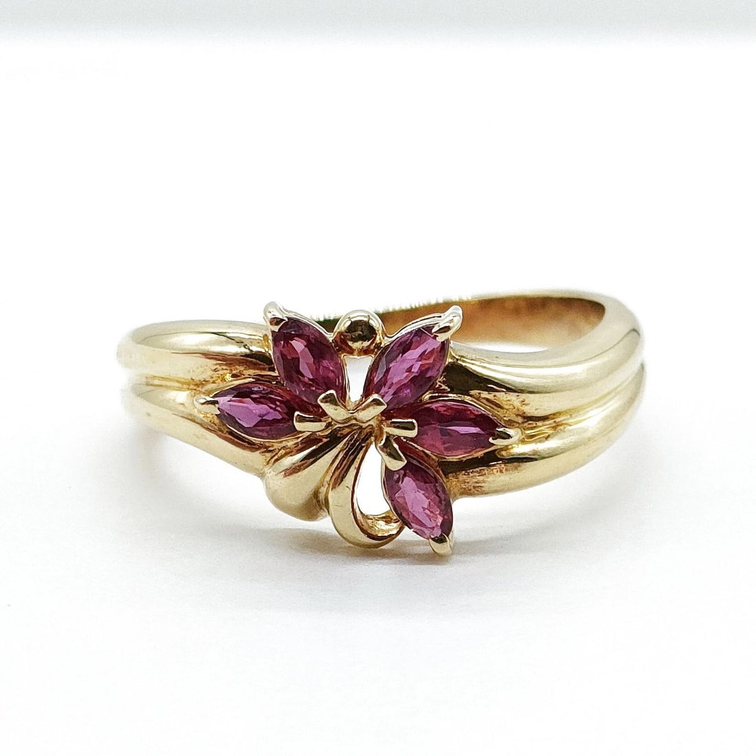 JEWELRY RING RUBY GOLD YELLOW GOLD ROSE: Jewelry Ring Ruby Gold Yellow Gold Rose Brand: Unbranded Type: Ring Material: Gold, Main Stone/Creation Ruby Color: Yellow Gold Size: US 6 1/4 Accessories: None Accessories Notice: When