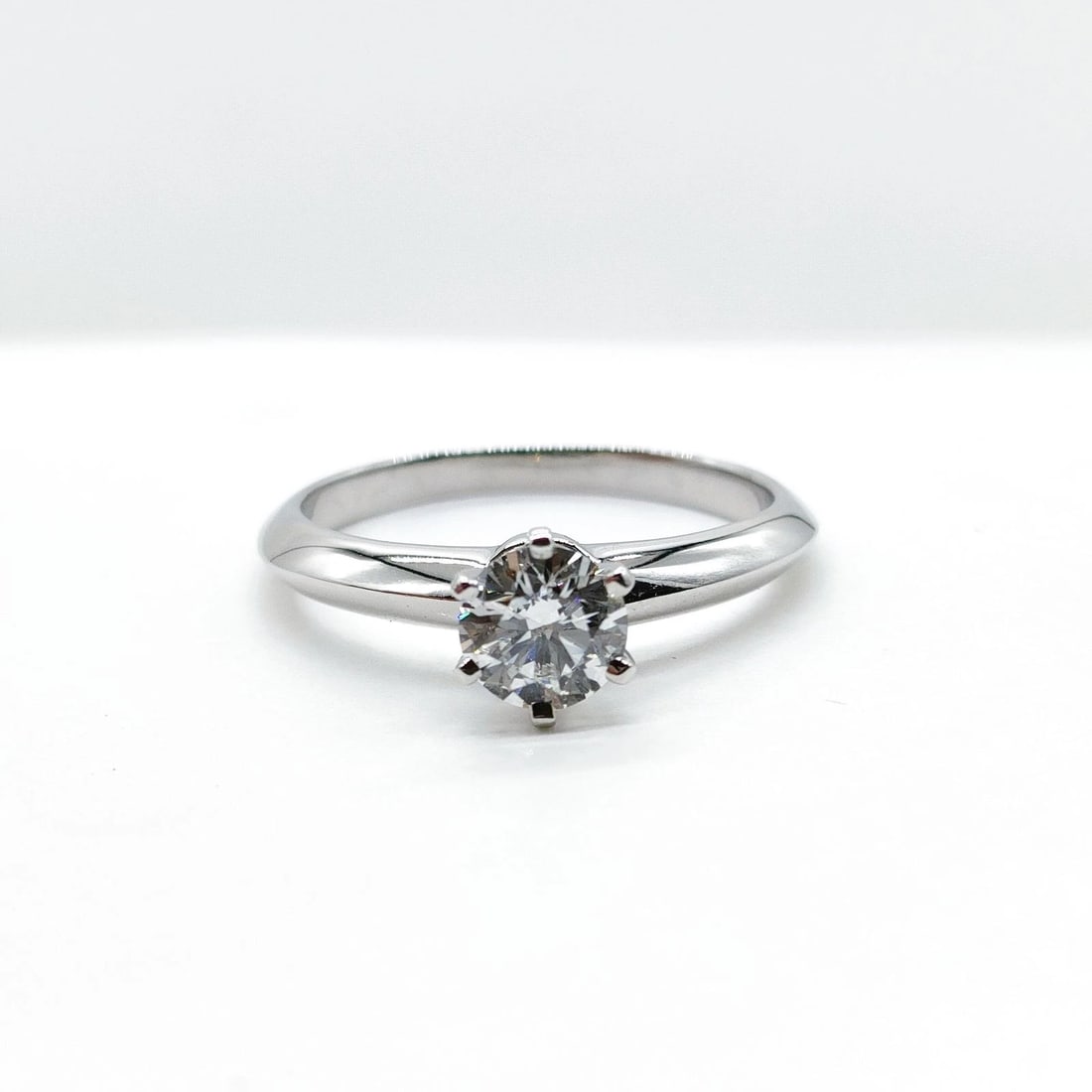 TIFFANY AND CO. RING SOLITAIRE NATURAL DIAMOND PLATINUM (1 of 2)